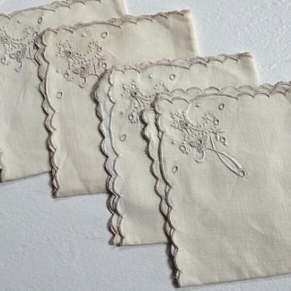 Elegant Off-White Broderie Anglaise Embroidered Napkin Sets - Picture 6 of 16